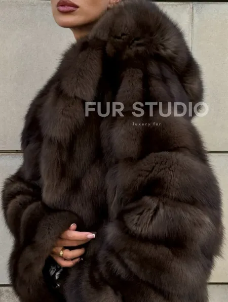 Удлиненная шуба из меха куницы с капюшоном - фото 1