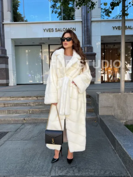 Белая норковая шуба с поясом - в аукционной норке - фото 0