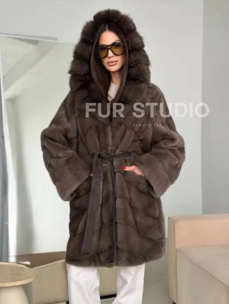 Шуба норковая с капюшоном из куницы - фото 14