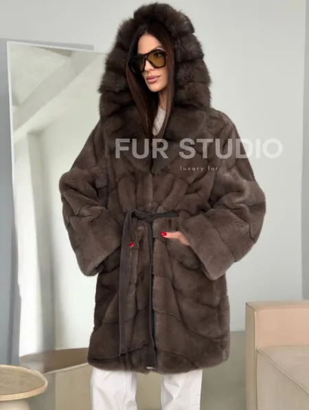 Шуба норковая с капюшоном из куницы - фото 10