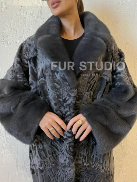 Шуба из меха каракульчи с отделкой из норки - фото 1