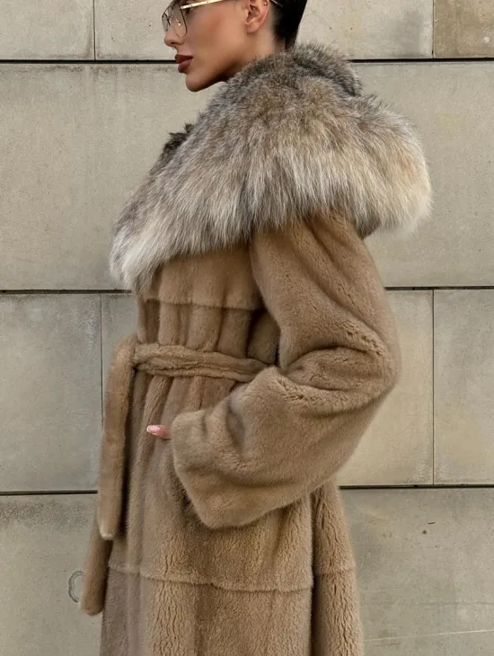 Шуба из норки Caramel с капюшоном из меха рыси - фото 6