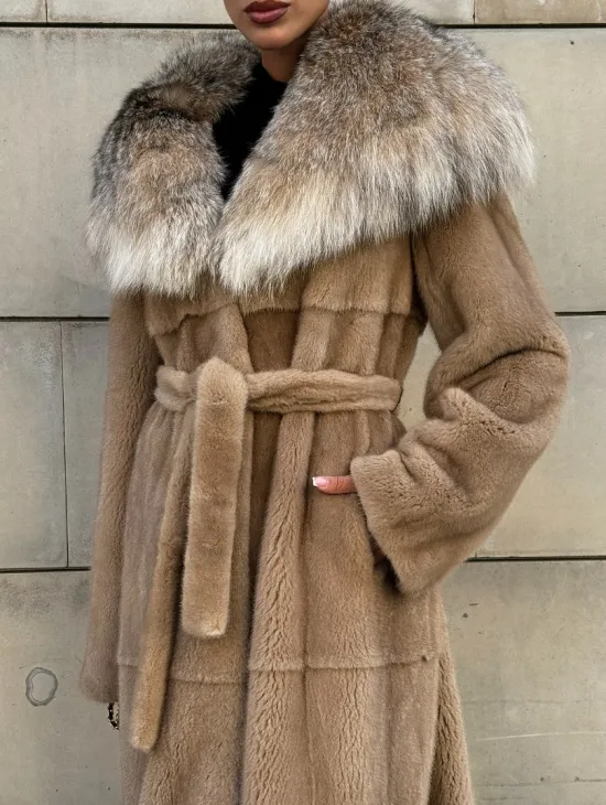 Шуба из норки Caramel с капюшоном из меха рыси - фото 5