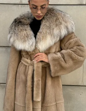 Шуба из норки Caramel с капюшоном из меха рыси - фото 4