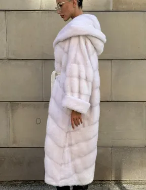 Шуба в диагональной выкладке меха норки White ice с капюшоном - фото 8