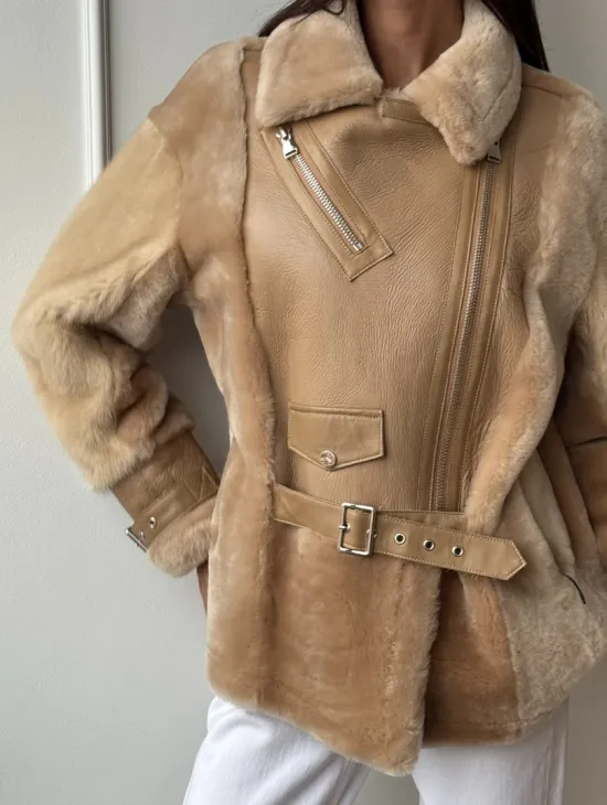 Трендовая куртка - дубленка из натурального меха мериноса и норки на рукавах - фото 1