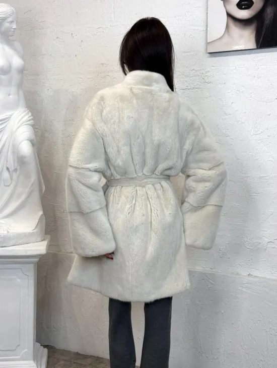 Светлая норковая шуба - халат средней длины из велюровой норки - фото 3