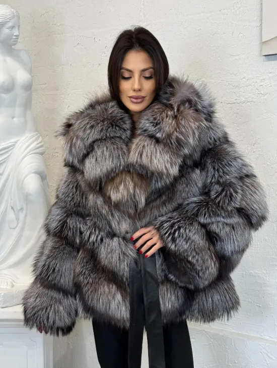 Полушубок с капюшоном из натурального меха лисы чернобурки с поясом - фото 7