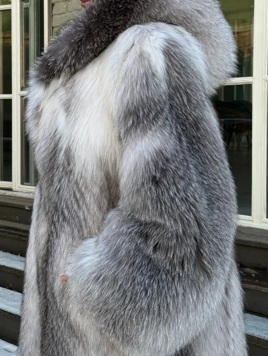 Длинная шуба из меха Arctic Fox с капюшоном, росшив - серая - фото 2
