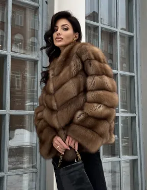 Шуба из меха куницы с V-образным воротником - фото 9