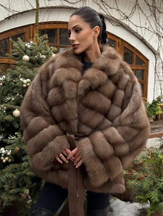 Полушубок оверсайз из меха куницы с английским воротником - фото 0