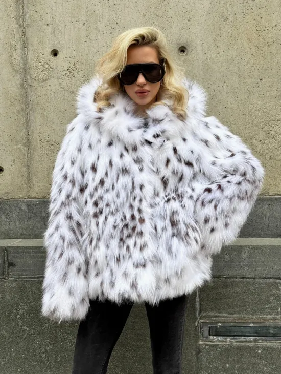 Полушубок из лисы под рысь с капюшоном - фото 0