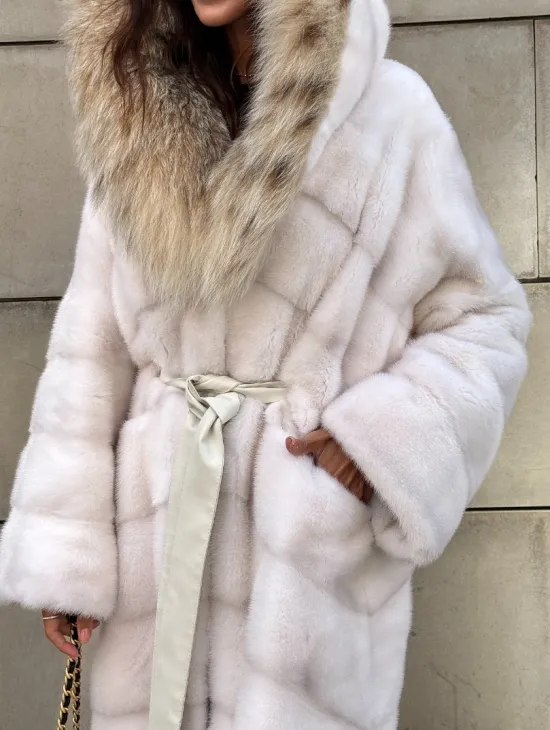 Белая норковая шуба с меховым капюшоном из рыси - фото 1