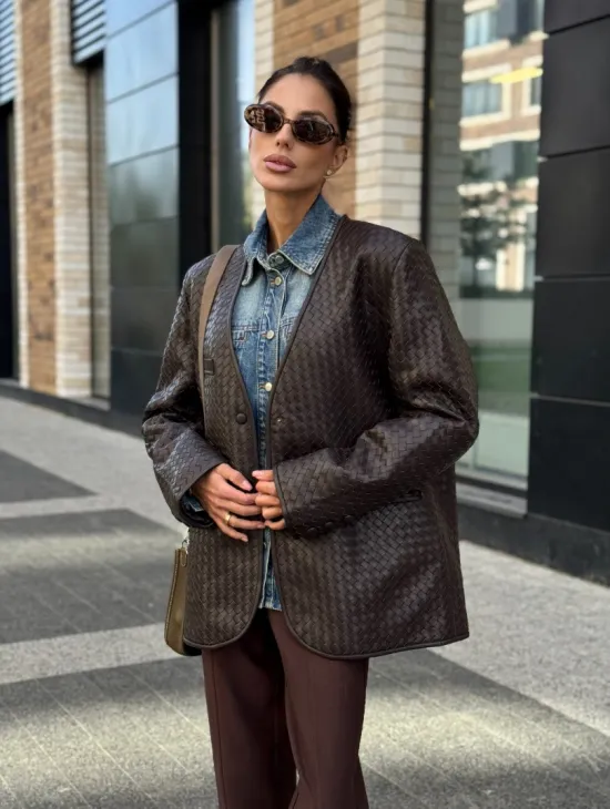 Стильный пиджак из натуральной плетеной кожи - фото 11