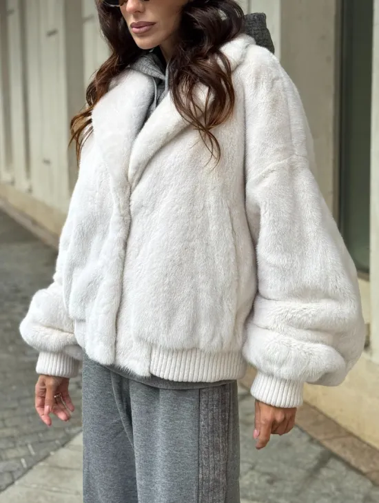 Белый норковый бомбер на резинке - фото 2