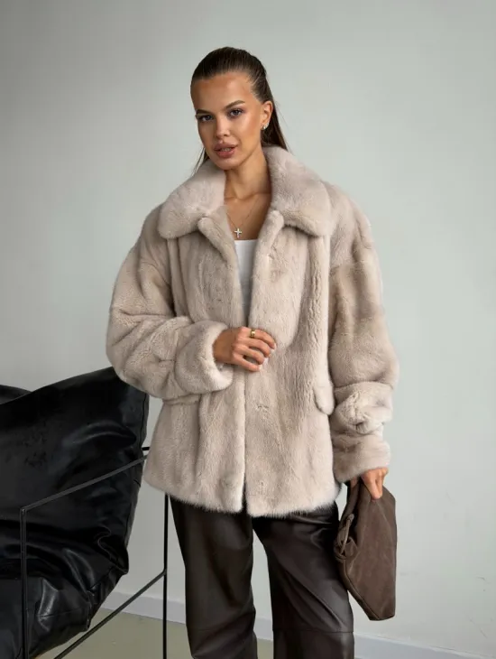 Короткая норковая шуба в цвете нюд - фото 8