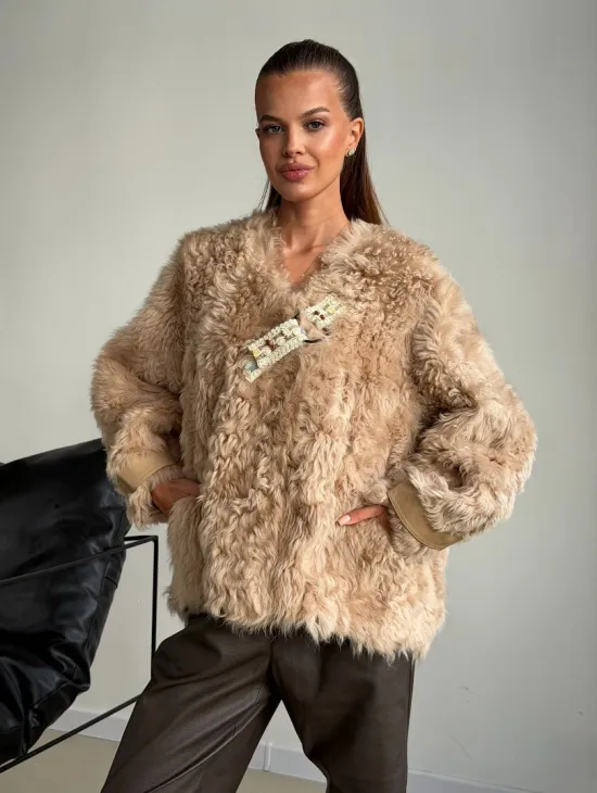 Короткая куртка из овчины - фото 9