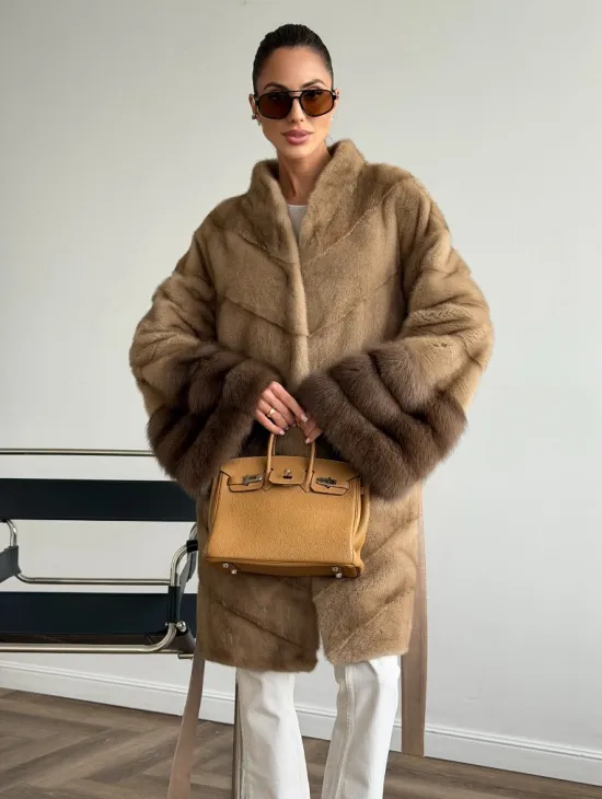 Бежевая норковая шуба с отделкой на рукавах из куницы - фото 7