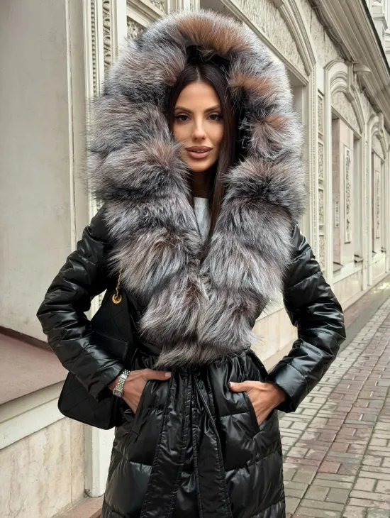 Чёрное пуховое пальто с меховым капюшоном из чернобурки - фото 10