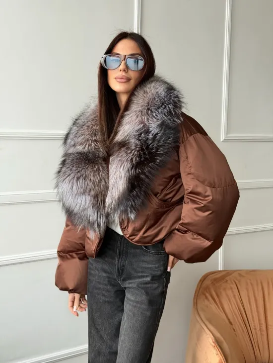 Короткий пуховик с мехом чернобурки - фото 7
