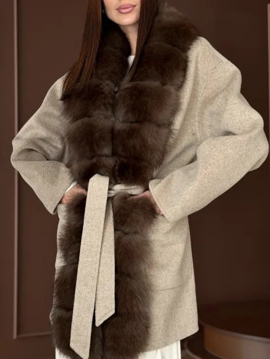 Пальто с отделкой из меха песца - фото 1