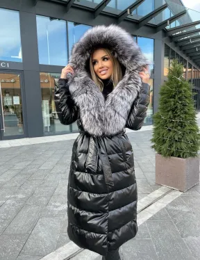 Чёрное пуховое пальто с меховым капюшоном - фото 8