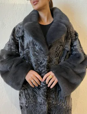 Шуба из меха каракульчи с отделкой из норки - фото 1