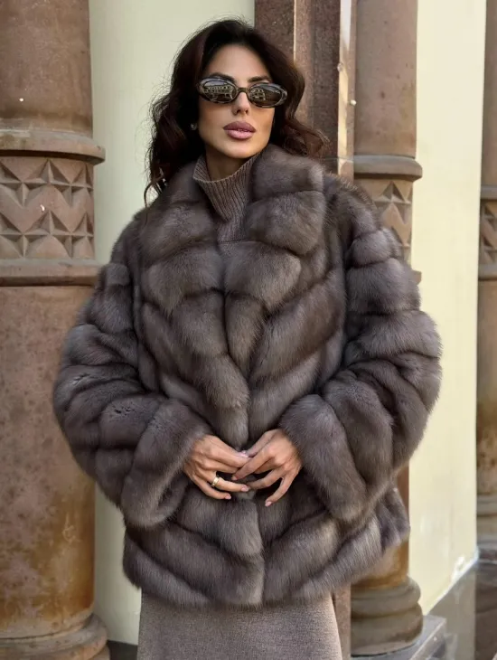 Элегантная шуба из меха куницы - серый трюфель - фото 0