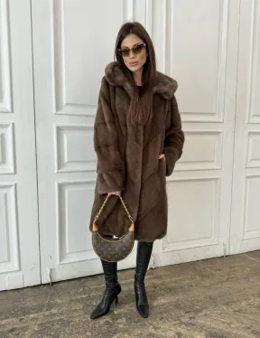 Шуба из меха норки с капюшоном в цвете орех - фото 3