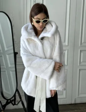Белая шуба из меха норки (крестовка) с капюшоном - фото 1