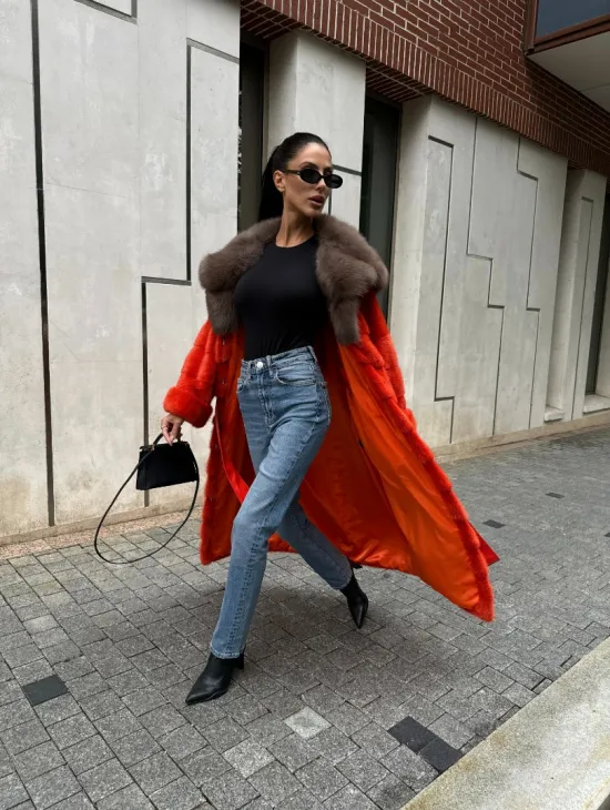 Шуба норковая с капюшоном из меха куницы в красном цвете - фото 12